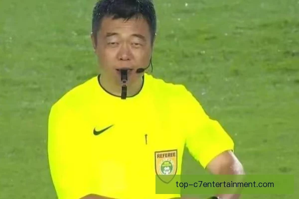 某裁判中路直塞造单刀，全场球迷瞬间看呆